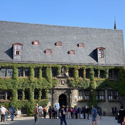 Das Rathaus auf dem Marktplatz im Herzen Quedlinburgs