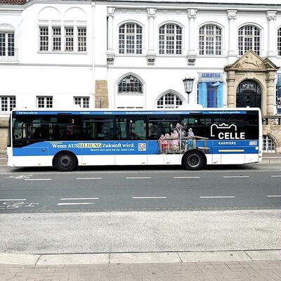Karriere-Bus der Stadt Celle vor dem Bomann-Museum